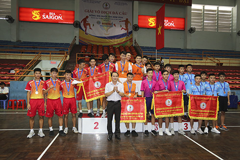 Ông Nguyễn Tuấn Thanh-Phó Giám đốc Sở Văn hóa và Thể thao tỉnh, Trưởng Ban tổ chức trao giải đồng đội đôi nam cho các đơn vị.