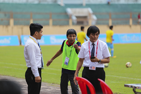 Huấn luyện viên Võ Đình Tân phản ứng với tổ giám sát sau trận đấu.