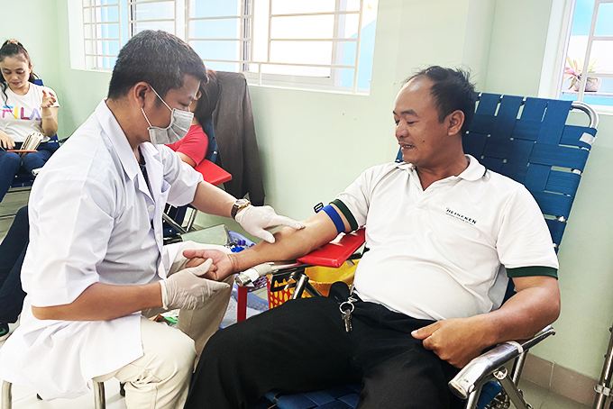 Gần 500 người tham gia hiến máu tình nguyện