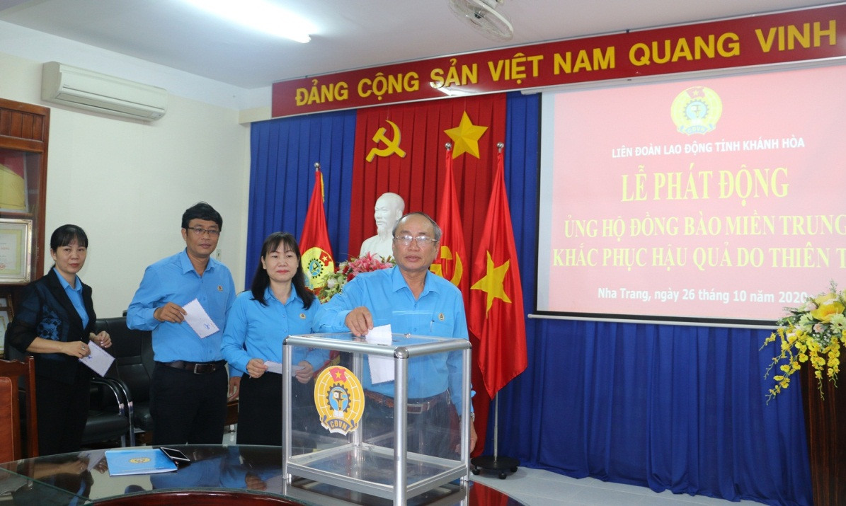 Cán bộ, lãnh đạo Công đoàn tỉnh tham gia đóng góp ủng hộ đồng bào các tỉnh miền Trung.