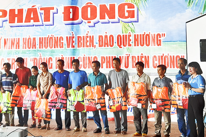 Hội Liên hiệp Phụ nữ thị xã Ninh Hòa tặng quà và áo phao cho ngư dân.