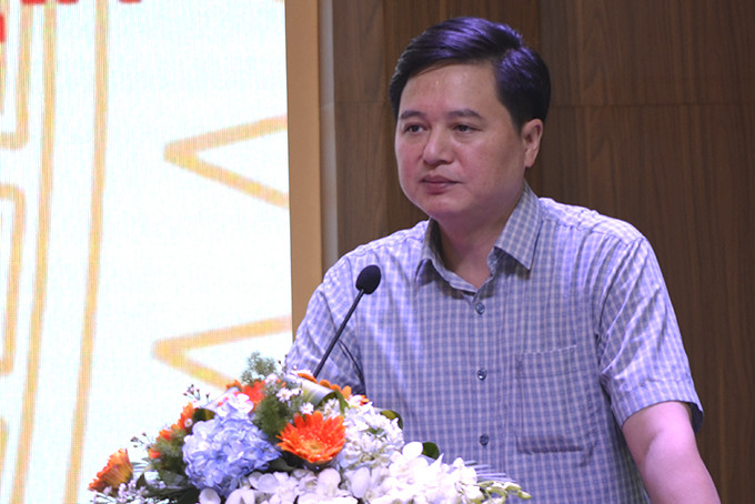 Ông Cầm Văn Thanh, Vụ trưởng Vụ Tổ chức cán bộ, Ủy ban Dân tộc phát biểu khai mạc hội thảo.