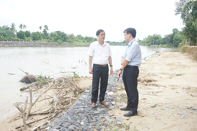 Ông Nguyễn Tấn Tuân kiểm tra tại khu vực công trình kè chống sạt lở bờ sông Cái.