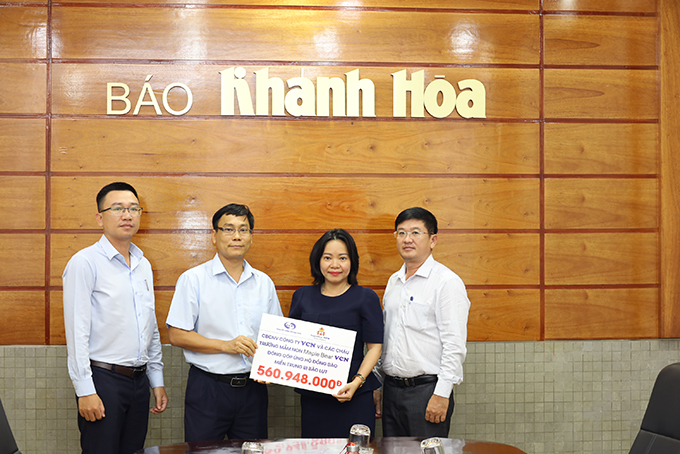  Ông Nguyễn Minh Hải – Thành viên Hội đồng quản trị, Giám đốc Tài chính Công ty cổ phần đầu tư VCN (thứ 2 từ trái qua) trao kinh phí ủng hộ tới lãnh đạo Báo Khánh Hòa.