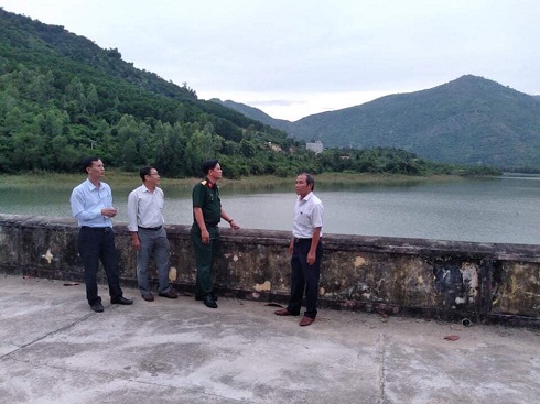Lãnh đạo huyện Diên Khánh đi kiểm tra an toàn hồ đập tại hồ Am Chúa