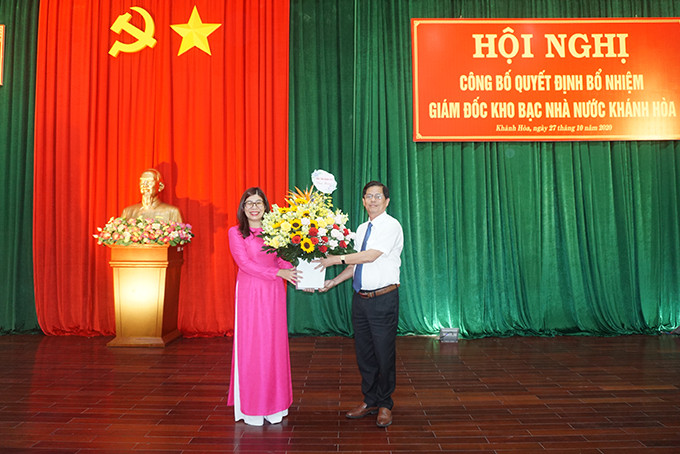 Ông Nguyễn Tấn Tuân tặng hoa chúc mừng bà Phạm Thị Hồ Lan