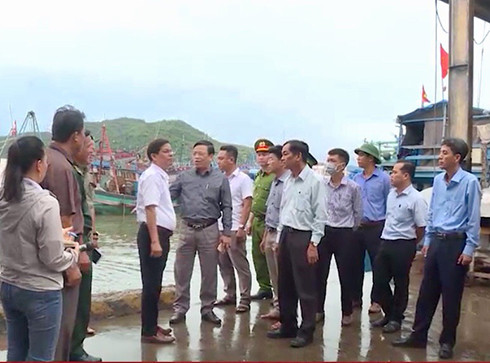 Đồng chí Nguyễn Tấn Tuân kiểm tra công tác phòng chống bão tại cảng cá Hòn Rớ