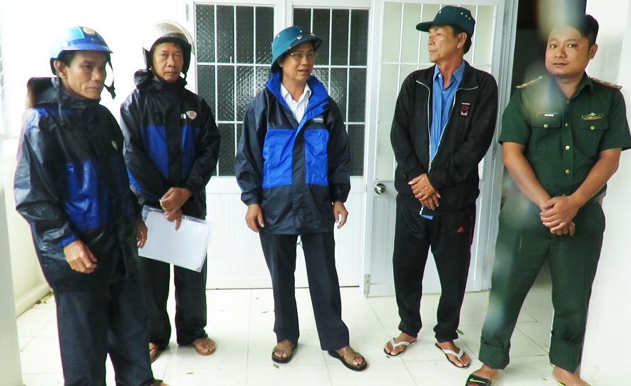 Ông Trần Ngọc Khiêm - Phó Chủ tịch UBND huyện (giữa) kiểm tra công tác ứng phó bão số 9 tại xã Vạn Long