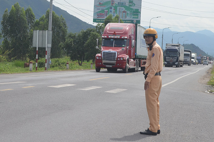 Đội CSGT huyện Diên Khánh điều tiết giao thông.