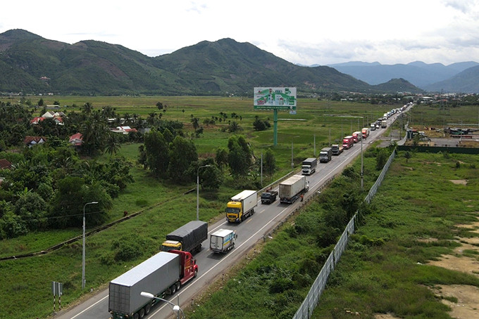 Các xe nối đuôi nhau trên tuyến tránh thị trấn Diên Khánh.
