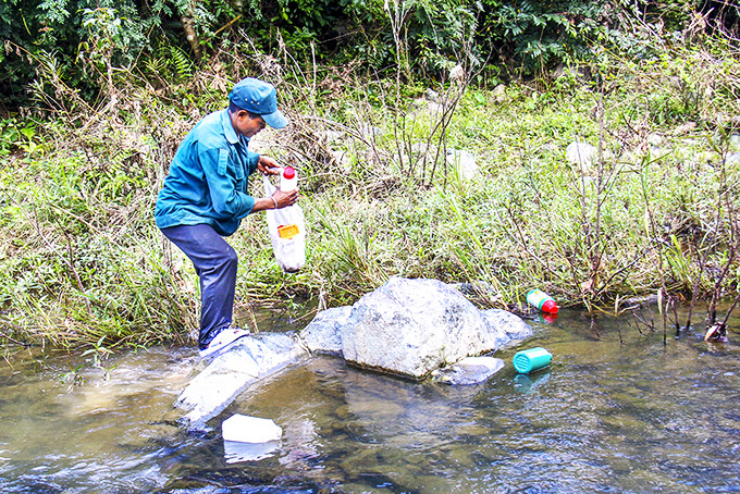 Một số nông dân huyện Khánh Sơn có thói quen vứt bao bì thuốc bảo vệ thực vật sau sử dụng ra các con suối. 
