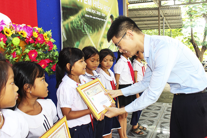 Đại diện Viettel Khánh Hòa trao học bổng cho học sinh nghèo huyện Khánh Vĩnh.