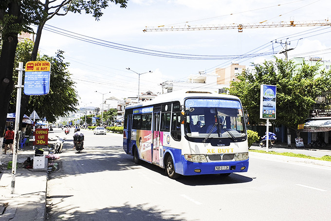 Xe buýt nội thị TP. Nha Trang hoạt động trên đường 2-4.
