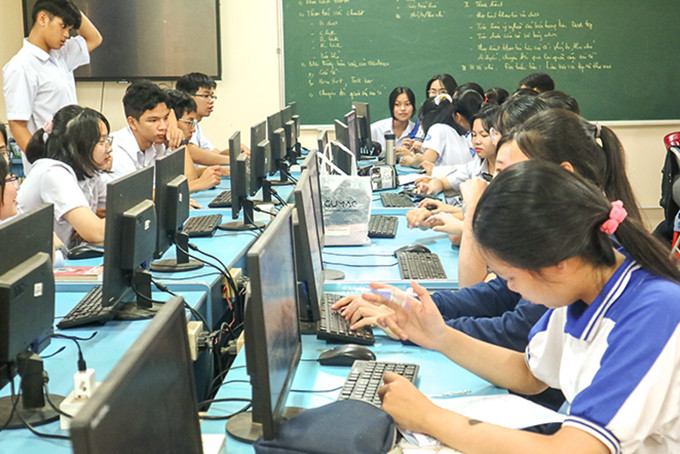 Thực hành môn Tin học tại Trường THPT Chuyên Lê Quý Đôn (TP. Nha Trang).  