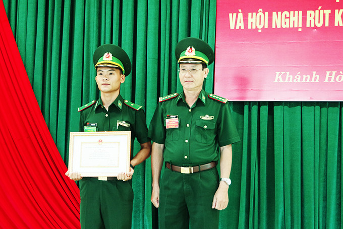 Đại tá Nhữ Mai Pháo trao tặng giấy khen cho thí sinh đạt giải nhất hội thi.