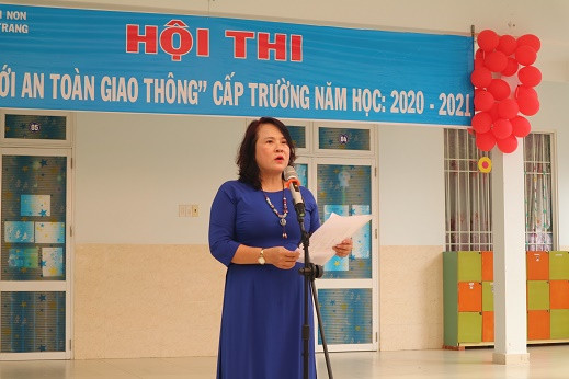 Cô Bùi Thị Thu Hà - Hiệu trưởng nhà trường phát biểu tại hội thi. 
