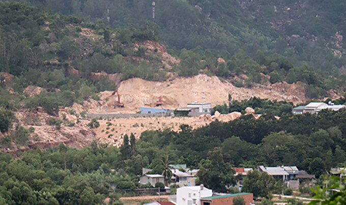 Một khu vực đồi núi ở thôn Phước Lợi bị đào ủi, làm biến dạng địa hình