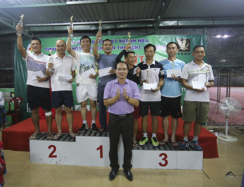Ban tổ chức trao giải cho các đôi vận động viên xuất sắc.