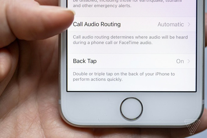 Bạn có thể kích hoạt tính năng Back Tab trong mục Accessibility của iPhone
