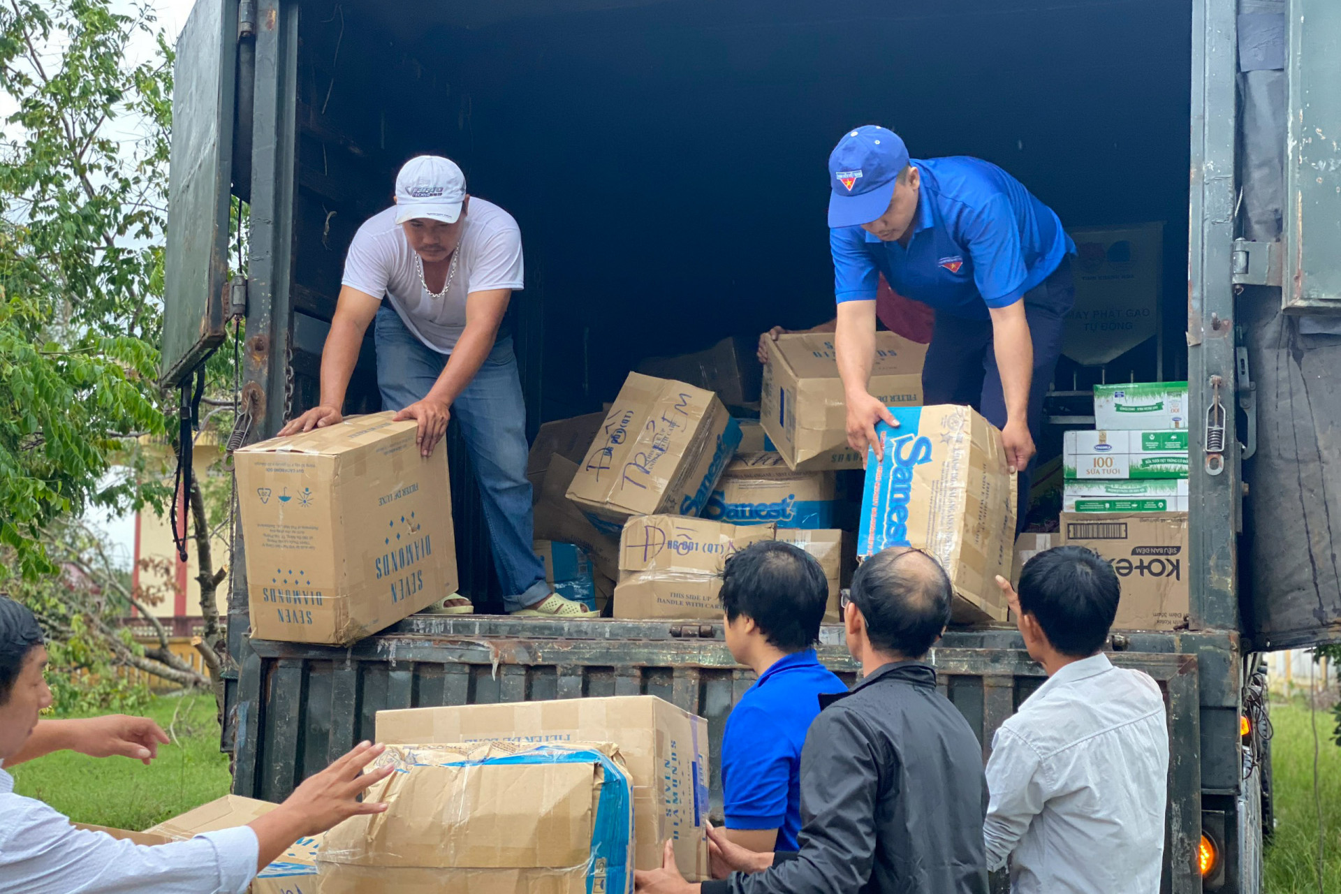 Hàng hỗ trợ được vận chuyển bằng container từ Khánh Hoà ra Quảng Ngãi, Quảng Nam