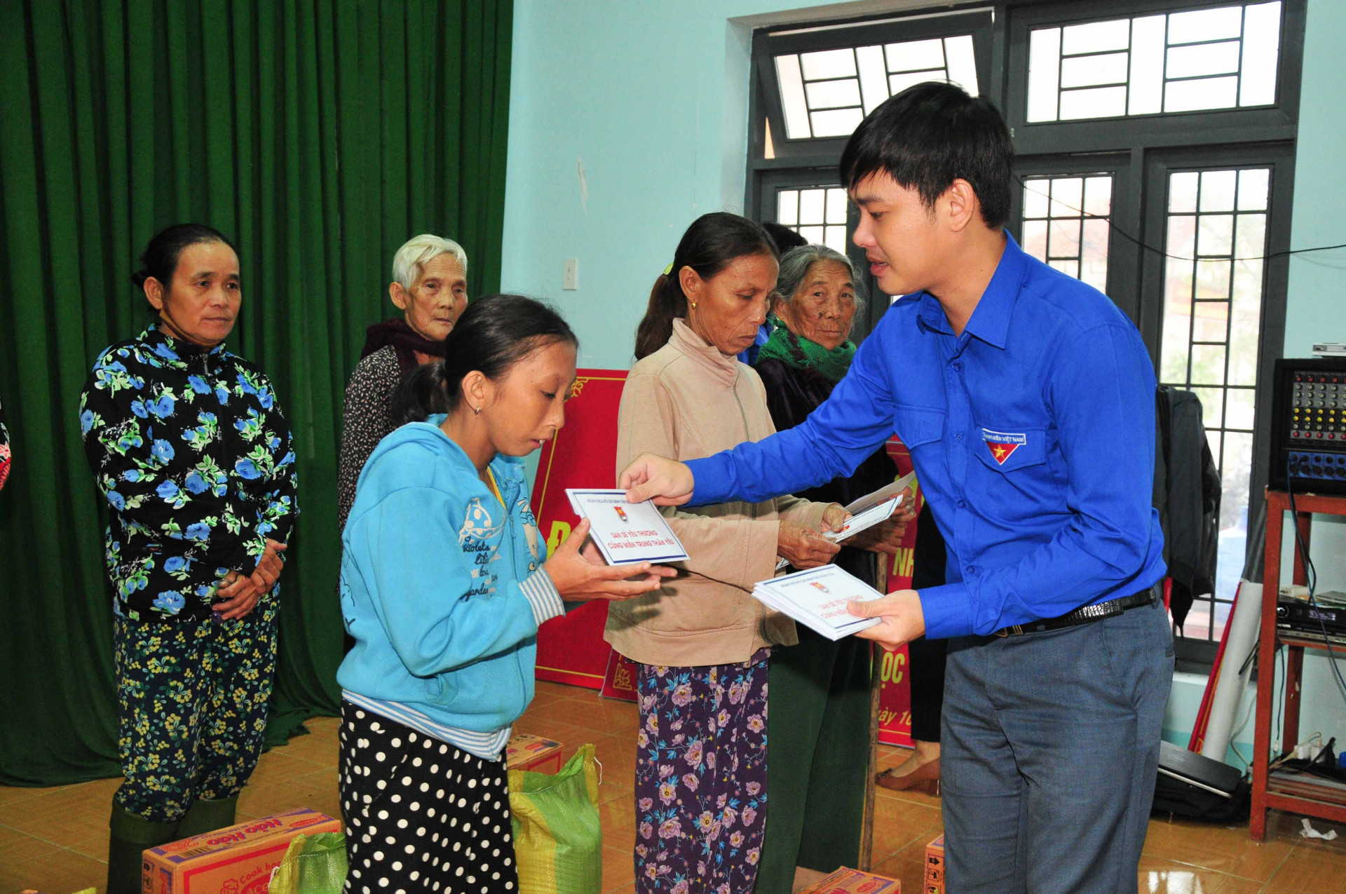Lãnh đạo Tỉnh đoàn Khánh Hoà trao tiền hỗ trợ cho người dân 