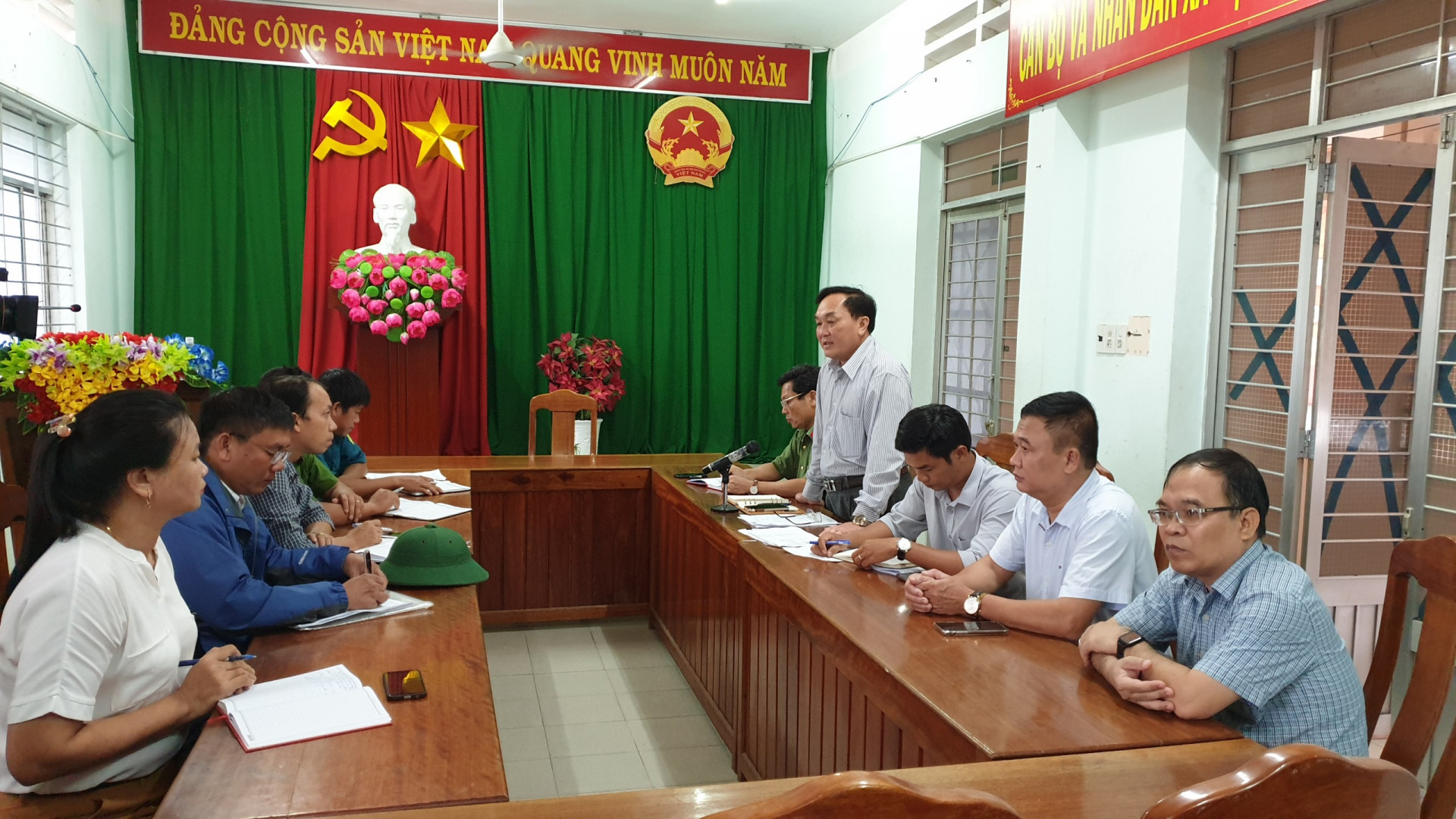 Ông Lê Tấn Bản - Giám đốc Sở Nông nghiệp và Phát triển nông thôn tỉnh Khánh Hòa kiểm tra công tác phòng chống bão tại xã Đại Lãnh.