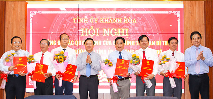 Ông Nguyễn Khắc Định và ông Nguyễn Khắc Toàn trao quyết định phân công nhiệm vụ cho Ủy viên Ban Thường vụ Tỉnh ủy, nhiệm kỳ 2020 - 2025.