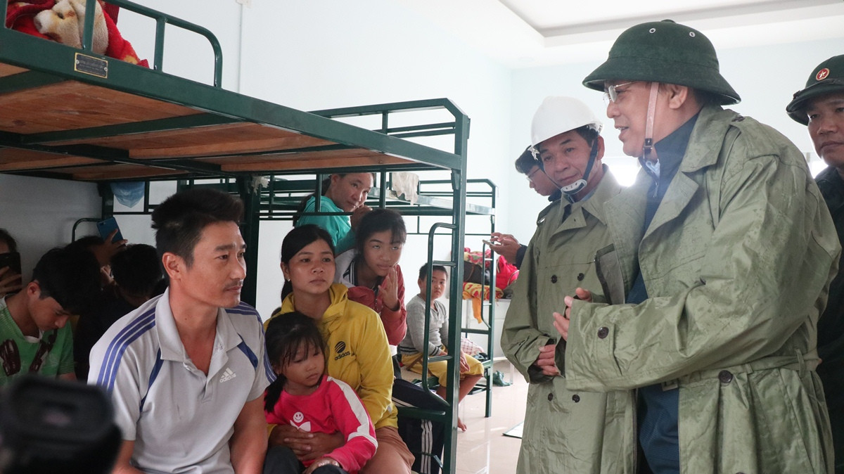 Ông Lê Hữu Hoàng thăm hỏi người dân được di dời về Đồn biên phòng Ninh Phước.