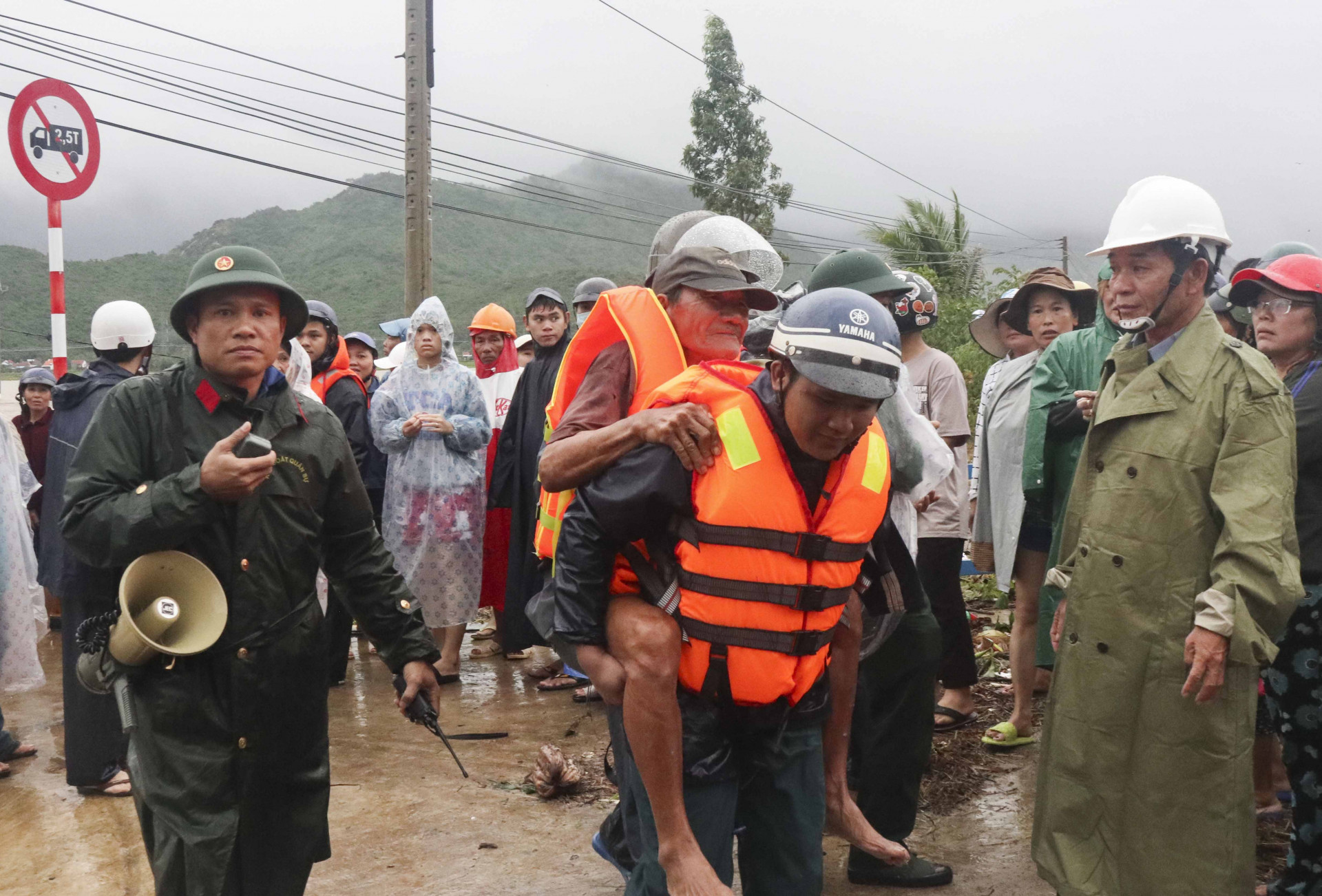 Lực lượng cứu hộ đưa người dân ra khỏi vùng lũ