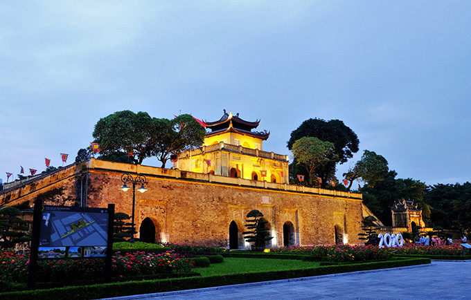  Khu trung tâm Hoàng thành Thăng Long về đêm.