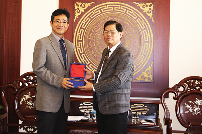 Ông Nguyễn Tấn Tuân tặng quà lưu niệm cho nhà đầu tư.