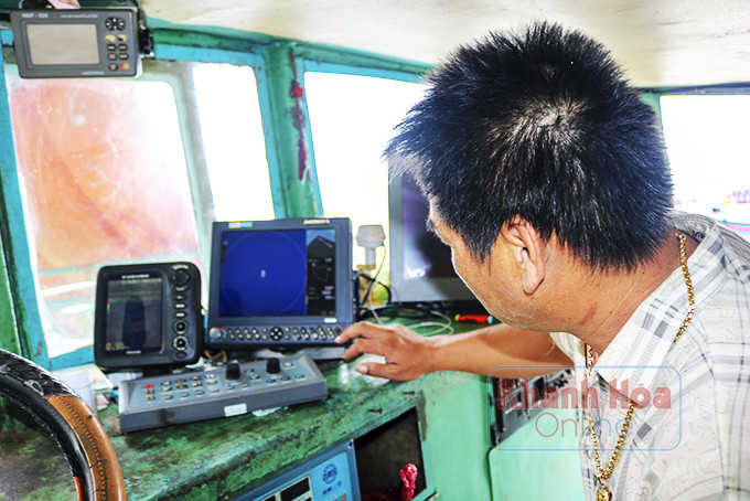 Ông Nguyễn Văn Phụng giải thích về hệ thống máy dò cá.
