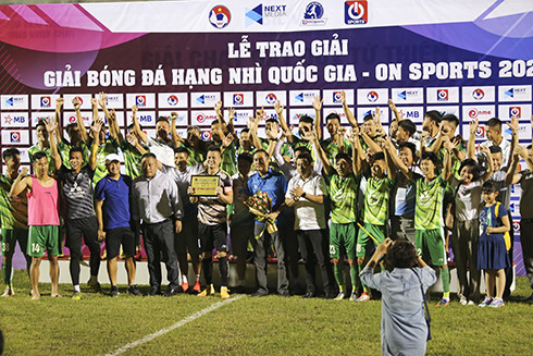 Ban tổ chức trao giải đồng hạng nhất cho đội bóng Phù Đổng.