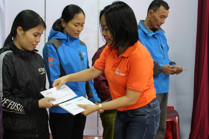 Bà Thái Thị Lệ Hằng - Phó Tổng Biên tập Báo Khánh Hòa trao quà cho người dân xã Vĩnh Lâm