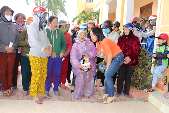 Bà Thái Thị Lệ Hằng thăm hỏi người dân xã Vĩnh Sơn