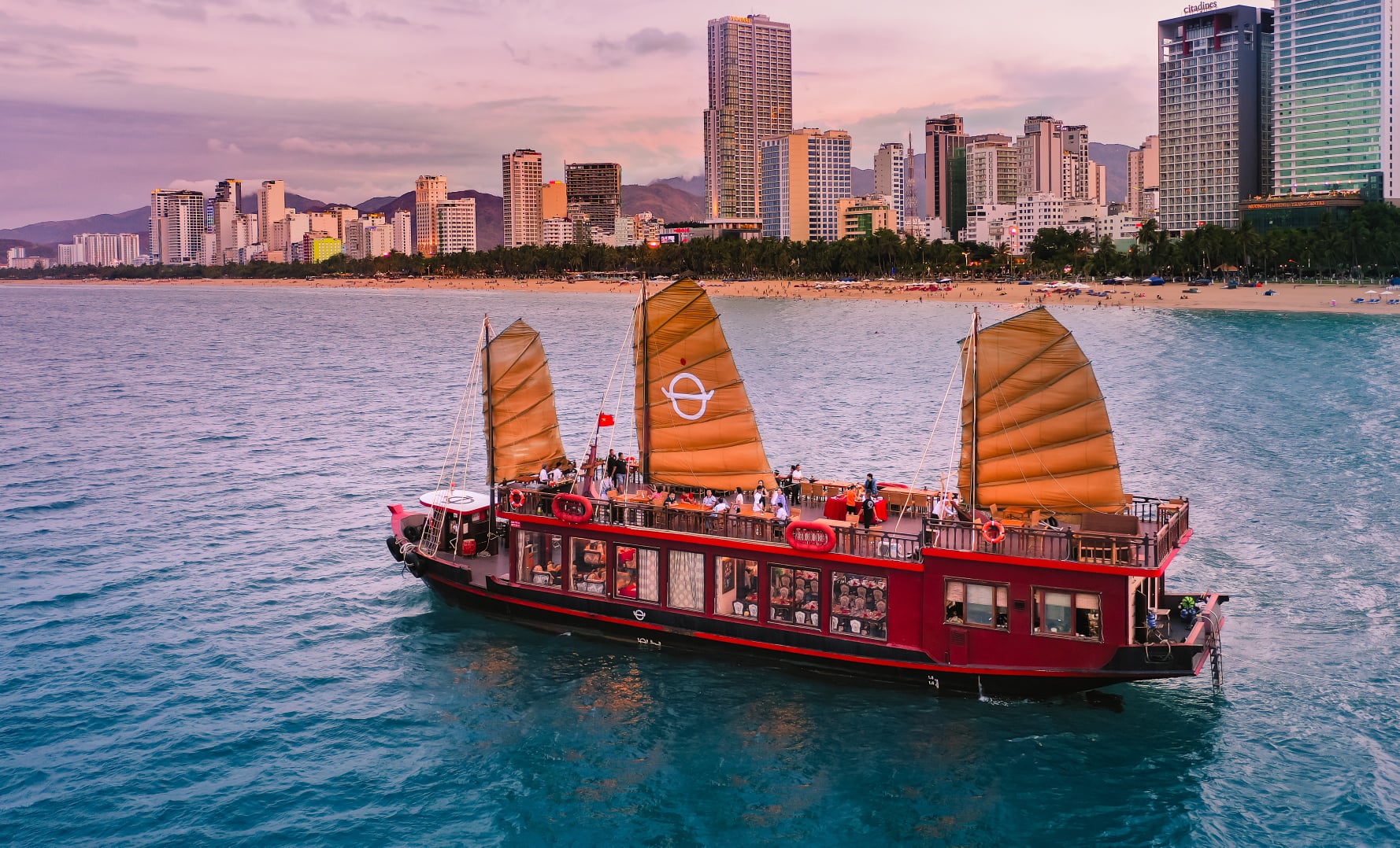 <p style= "text-align: justify; ">Emperor Cruises đưa khách tham quan vịnh Nha Trang</p>