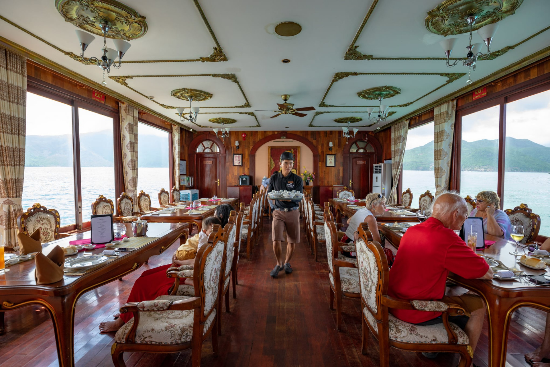 <p style= "text-align: justify; ">Emperor Cruises phục vụ du khách những bữa tiệc sang trọng trong hành trình khám phá vẻ đẹp biển đảo Nha Trang</p>