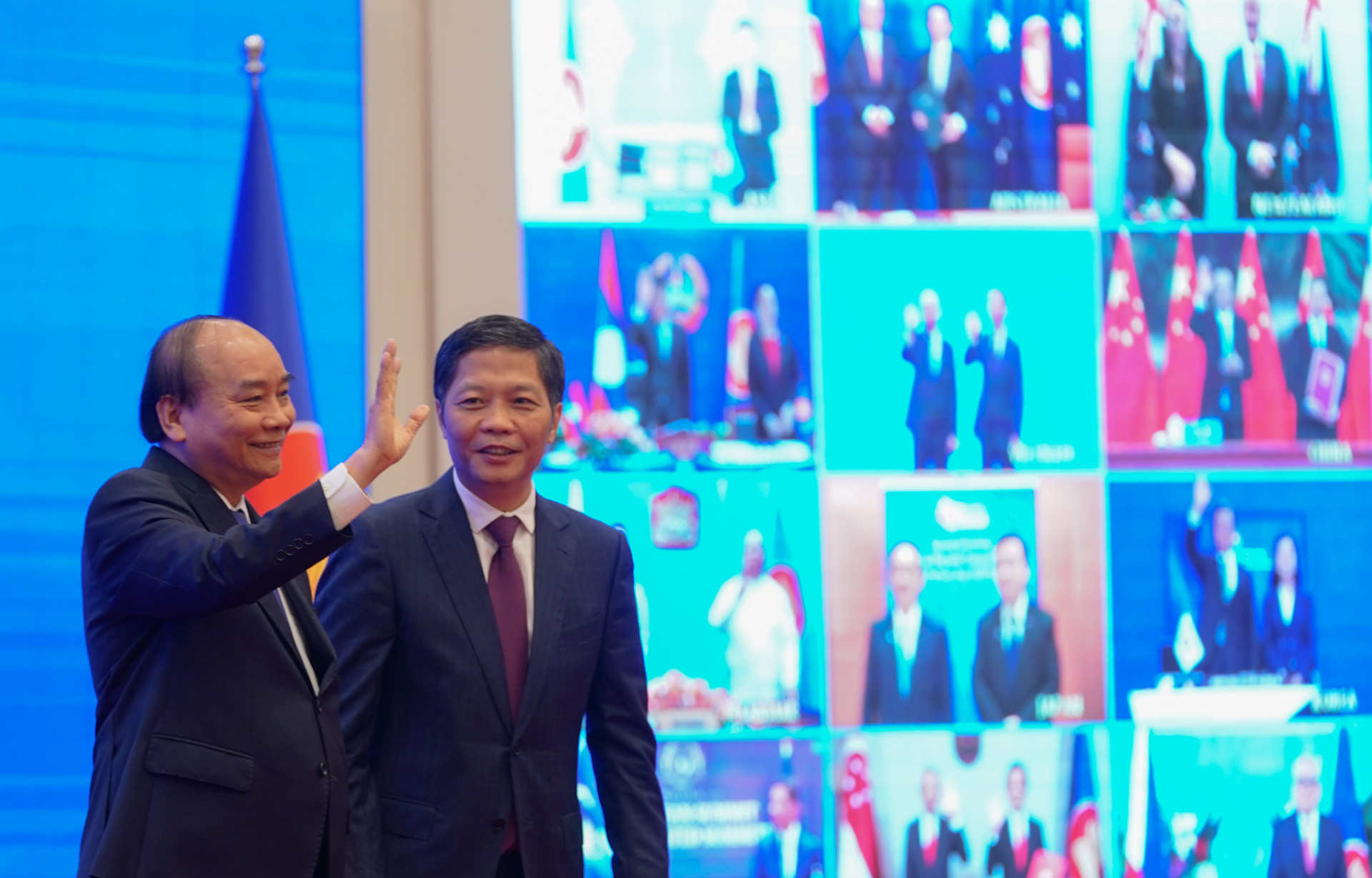  Từ đầu cầu Hà Nội, Thủ tướng Nguyễn Xuân Phúc gửi lời chào tới các nhà lãnh đạo ASEAN trong lễ ký Hiệp định RCEP. Ảnh: VGP/Quang Hiếu