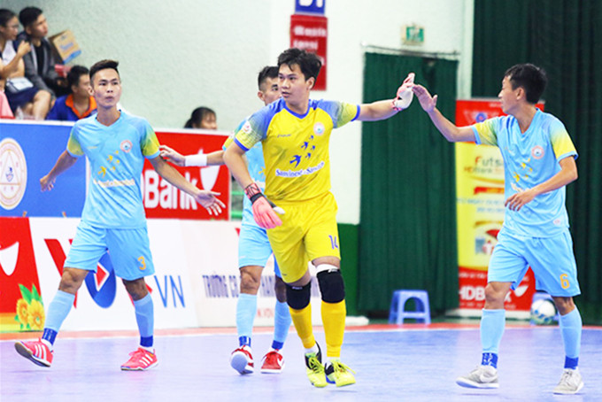 Các cầu thủ Sanvinest Sanatech Khánh Hòa trong một trận đấu. 