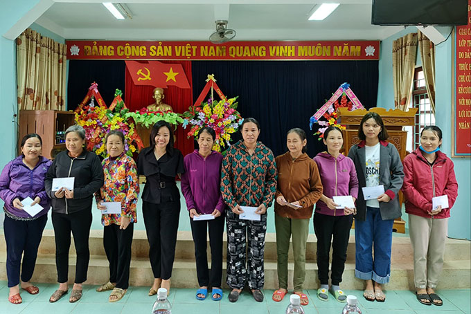 Lãnh đạo Báo Khánh Hòa trao hỗ trợ cho người dân xã Cảnh Hóa