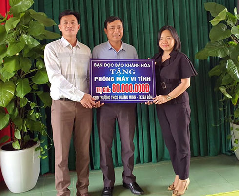 Trao bảng tượng trưng tặng phòng máy vi tính cho Trường THCS Quảng Minh