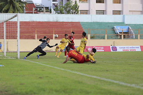 Các cầu thủ hai đội Gia Định và Công an Nhân dân trong trận play-off.