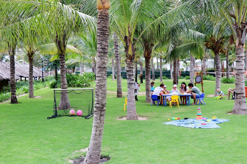 Không gian vui chơi ngập tràn sắc xanh cho các bé tại Riviera.