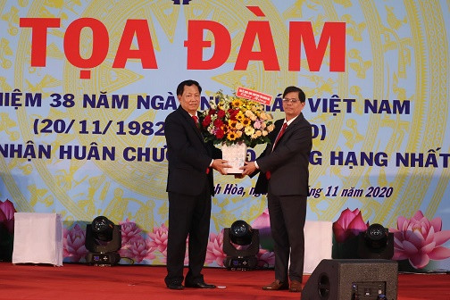 Ông Nguyễn Tấn Tuân tặng hoa chúc mừng Trường Cao đẳng Kỹ thuật Công nghệ Nha Trang.