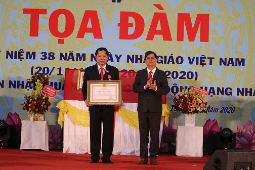 Ông Nguyễn Tấn Tuân trao Huân chương Lao động hạng Ba cho Hiệu trưởng nhà trường. 