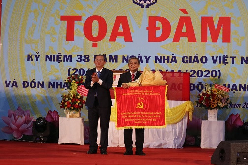 Ông Trần Ngọc Thanh tặng cờ đạt trong sạch vững mạnh tiêu biểu 5 năm liền (2015-2019) của Tỉnh ủy cho Đảng bộ trường.