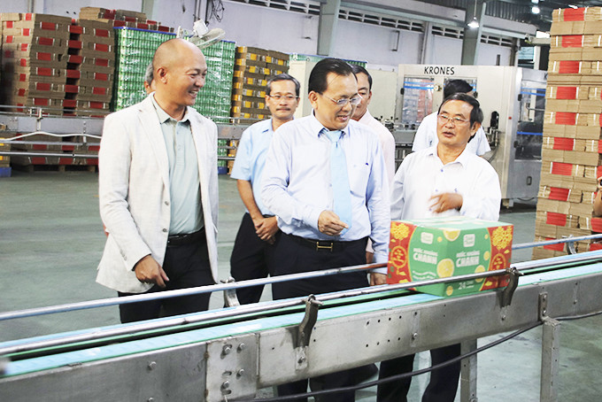zzĐồng chí Lê Hữu Hoàng thăm dây chuyền sản xuất của Công ty Cổ phần Nước khoáng Khánh Hòa.