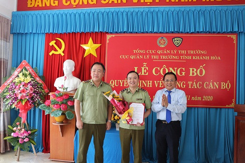 Lãnh đạo tỉnh và Tổng cục Quản lý thị trường trao quyết định bổ nhiệm cho Phạm Ngọc Sơn.