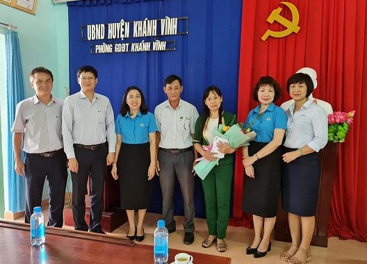 CDN cùng với Công đoàn VNPT Khánh Hòa đi thăm và trao quà hỗ trợ tại các trường học ở huyện Khánh Vĩnh