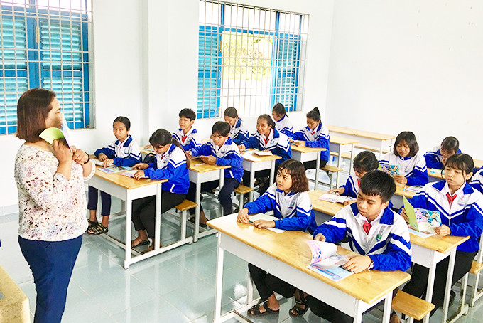 Tuyên truyền chăm sóc sức khỏe vị thành niên, thanh niên  cho học sinh tại huyện Khánh Sơn. 